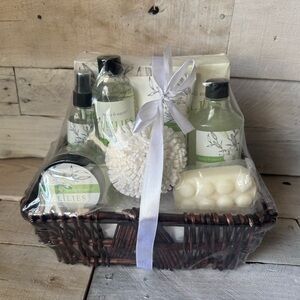 Lilies Bath & Body Gift Set - White and Green